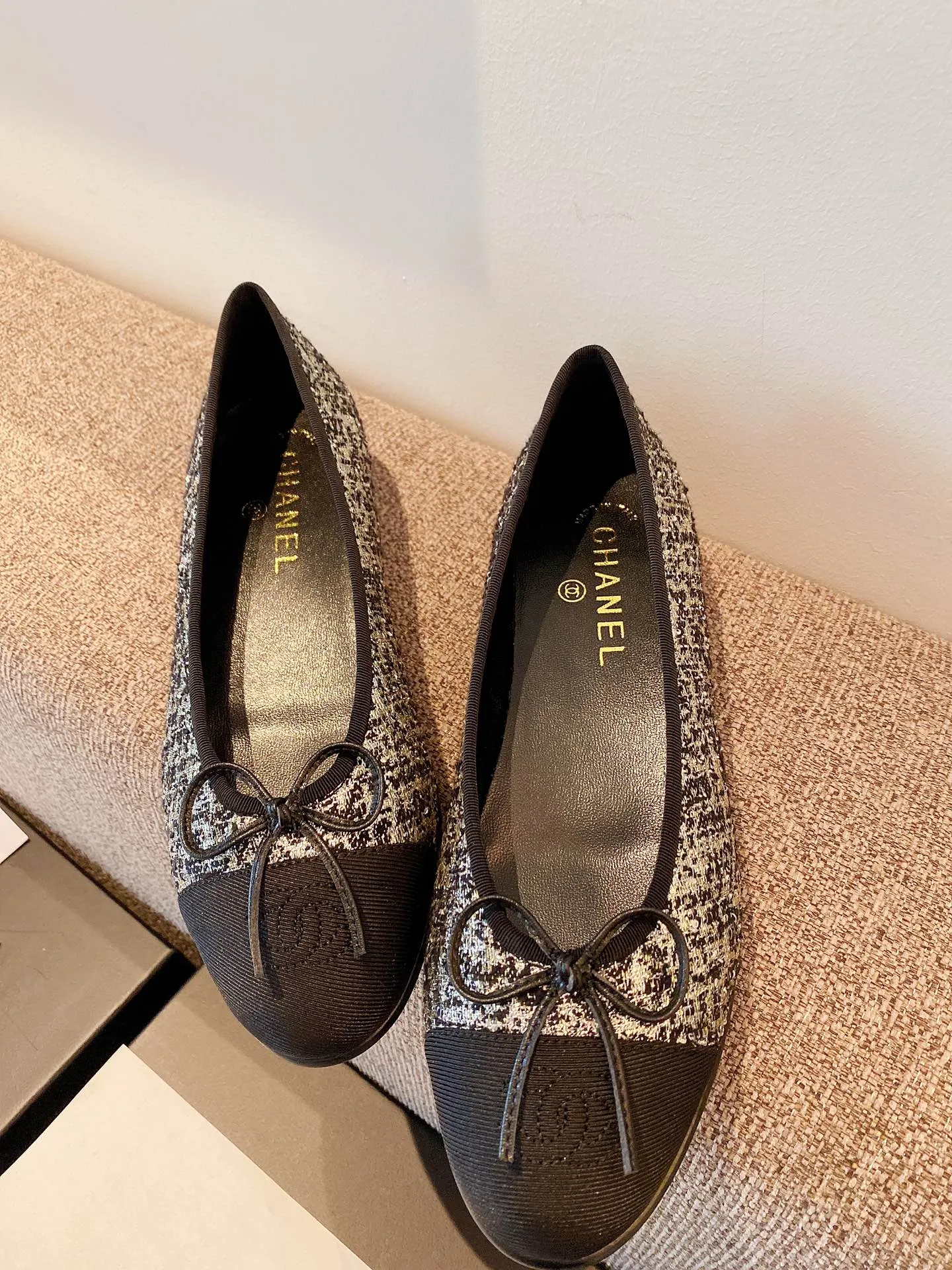 👟👟Ex-factory price 480👟👟 Chanel - classic ballet shoes ⚠ Fashionable catwalk style❤M After many years, it still attracts fans... The splicing colors are mixed and matched, and the bow embellishment makes it fashionable! How to match the series to look good! Original customized wood-colored anti-leather outsole, 1.5cm square heel, regular size 34-40 (customized code 41 is non-returnable) 🎁Supporting packaging